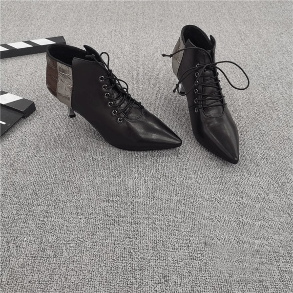 Nahast naiste saapad terava otsaga paelte ja õhukese kontsaga