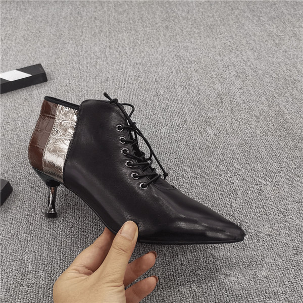 Nahast naiste saapad terava otsaga paelte ja õhukese kontsaga