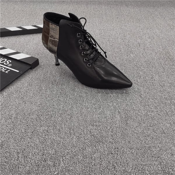 Nahast naiste saapad terava otsaga paelte ja õhukese kontsaga