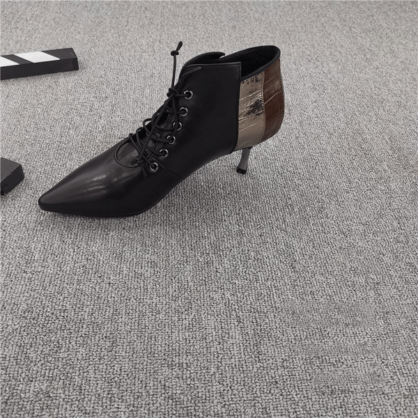 Nahast naiste saapad terava otsaga paelte ja õhukese kontsaga