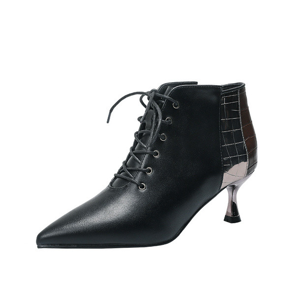 Nahast naiste saapad terava otsaga paelte ja õhukese kontsaga