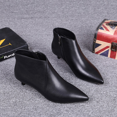 Eko bőrből készült, sima modell fekete női csizma, alacsony sarkú