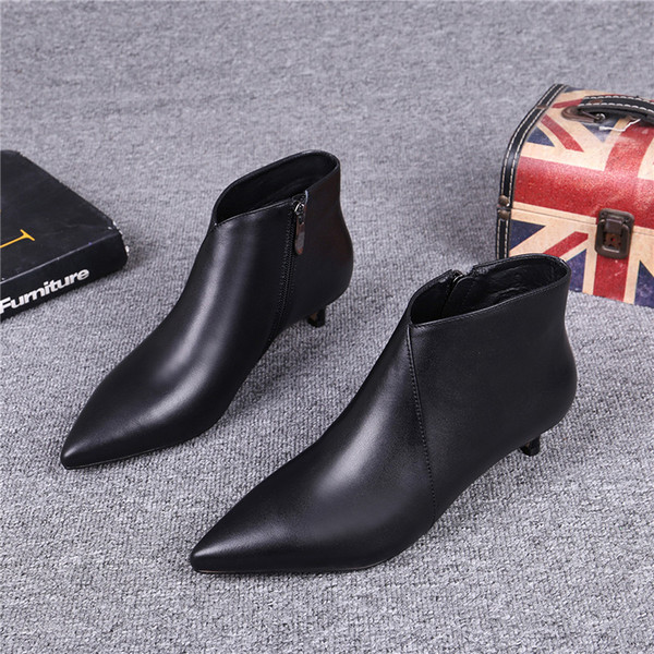 Eko bőrből készült, sima modell fekete női csizma, alacsony sarkú