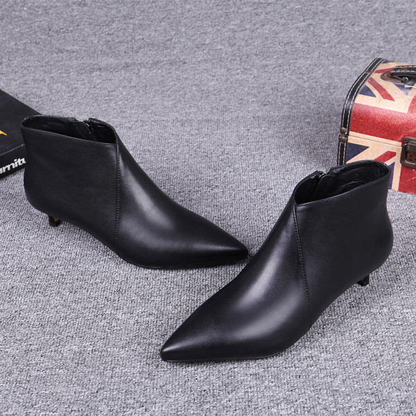 Eko bőrből készült, sima modell fekete női csizma, alacsony sarkú