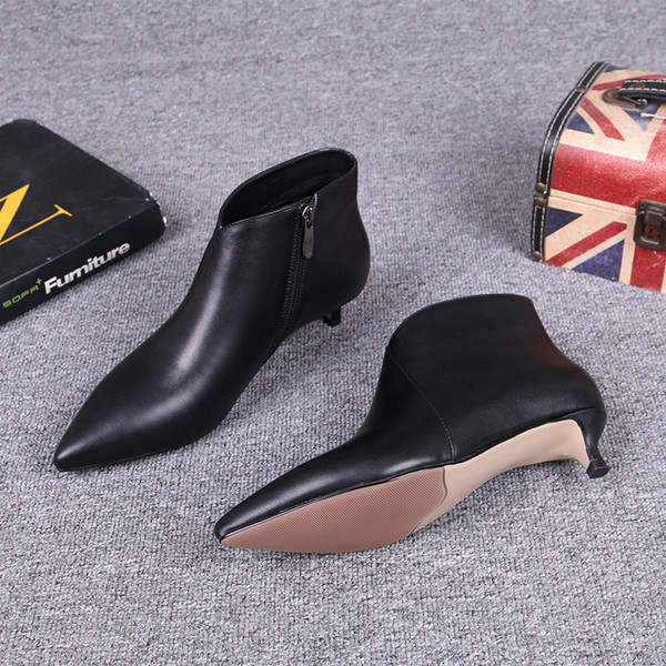 Eko bőrből készült, sima modell fekete női csizma, alacsony sarkú