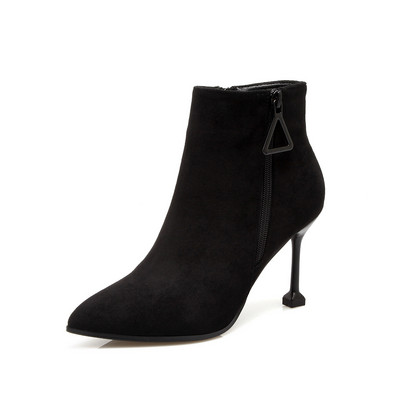 Γυναικείες μπότες με τακούνι και φερμουάρ σε δύο μοντέλα