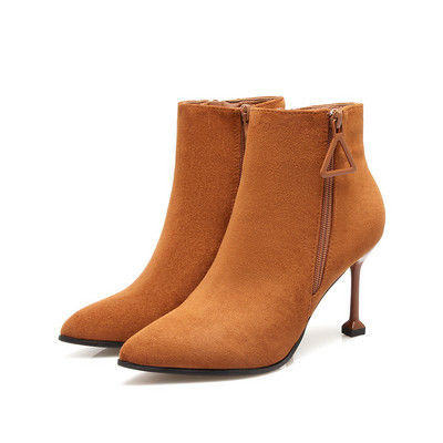 Γυναικείες μπότες με τακούνι και φερμουάρ σε δύο μοντέλα