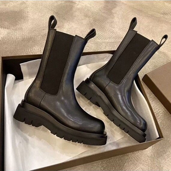 Eko bőrből készült, lapos talpú női csizma fekete színben