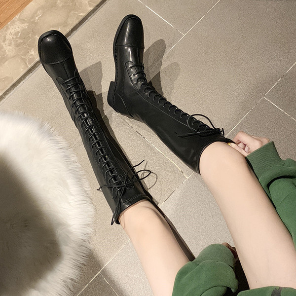 Nahast naiste paeltega talvesaapad