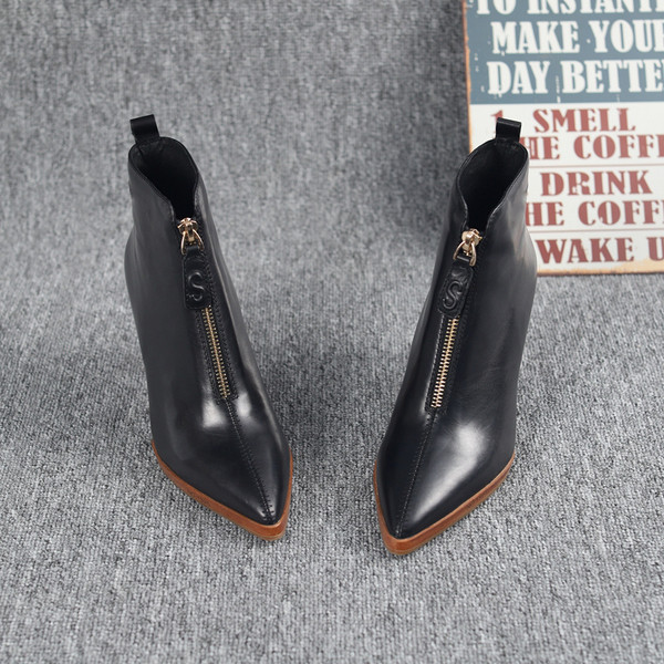 Női magassarkú csizma - hegyes modell