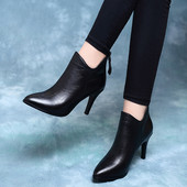 Fekete színű női csizma vékony 7,5 cm-es sarokkal - béléssel vagy anélkül