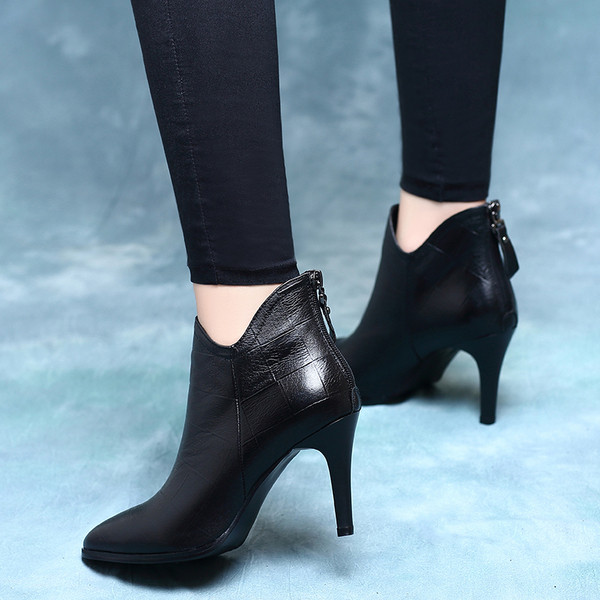 Fekete színű női csizma vékony 7,5 cm-es sarokkal - béléssel vagy anélkül