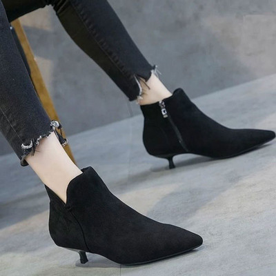 Hegyes női csizma alacsony sarkú, cipzárral