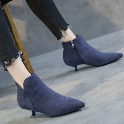 Hegyes női csizma alacsony sarkú, cipzárral