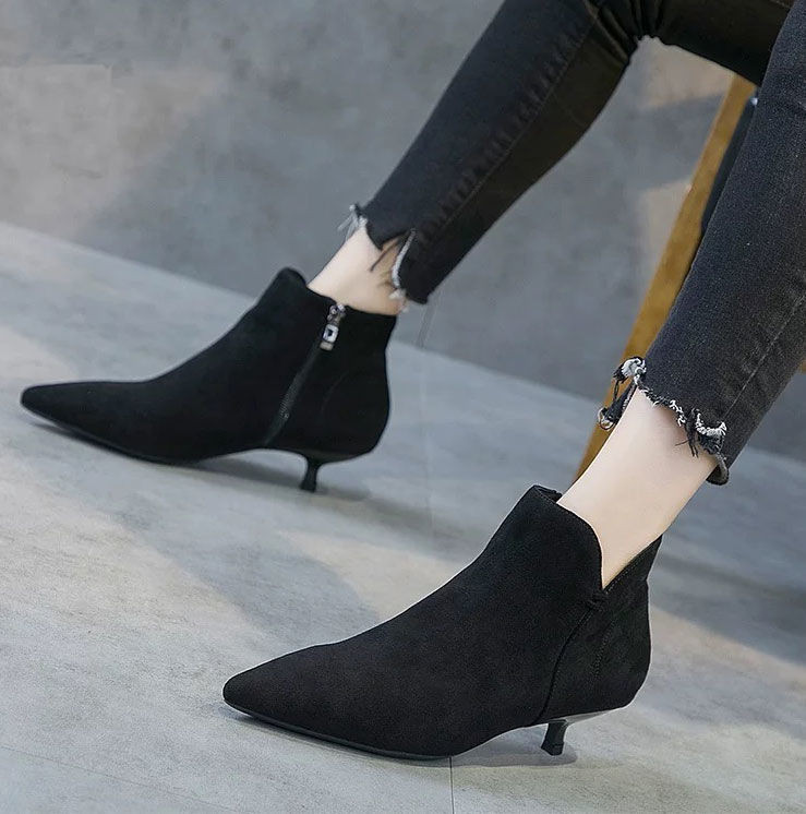 Hegyes női csizma alacsony sarkú, cipzárral