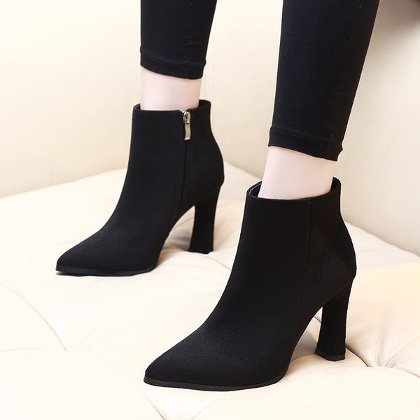 Öko velúrból készült magassarkú női csizma új modellje