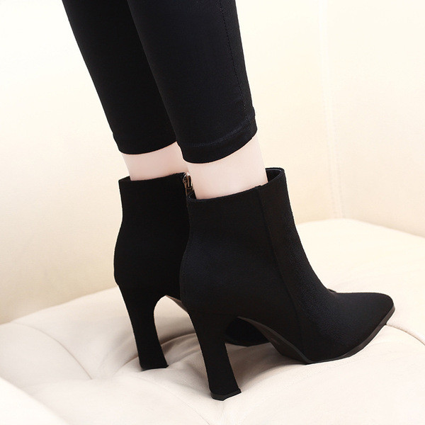 Öko velúrból készült magassarkú női csizma új modellje