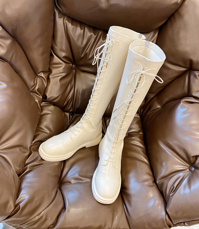 Bőr női téli csizma fűzővel és lapos talppal