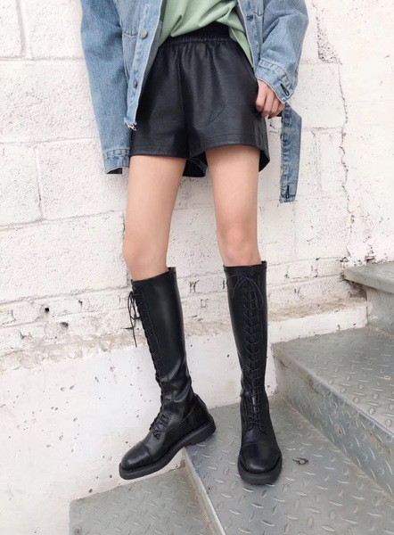 Bőr női téli csizma fűzővel és lapos talppal