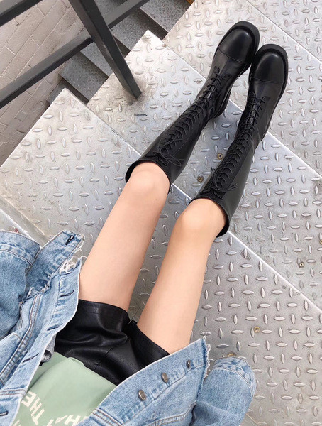 Bőr női téli csizma fűzővel és lapos talppal