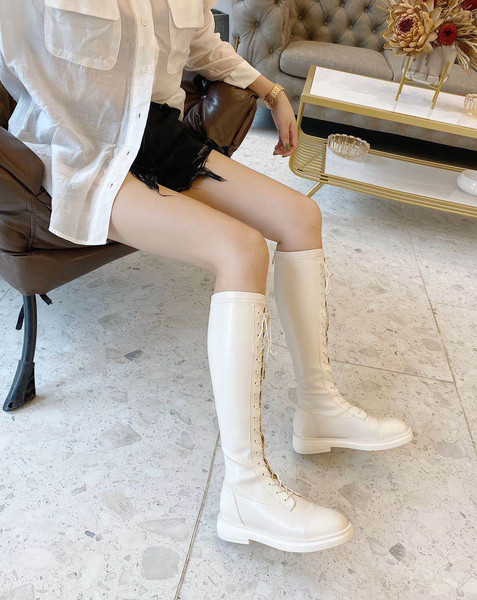 Bőr női téli csizma fűzővel és lapos talppal