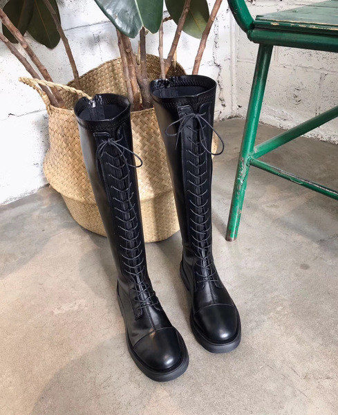 Bőr női téli csizma fűzővel és lapos talppal