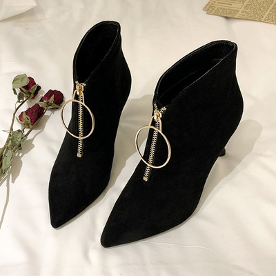 Stílusos női csizma öko velúrból, cipzárral és 8 cm vékony sarokkal