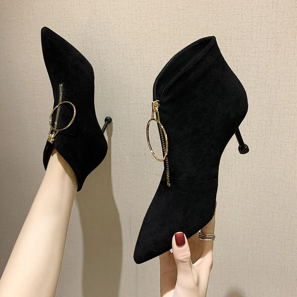 Stílusos női csizma öko velúrból, cipzárral és 8 cm vékony sarokkal