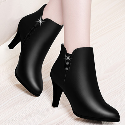 Öko-nahast kõrgete kontsadega ja metallist kaunistusega naiste saapad