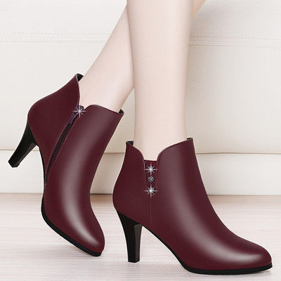 Öko-nahast kõrgete kontsadega ja metallist kaunistusega naiste saapad