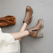 Alkalmi női csizma műbőrből, durva talppal