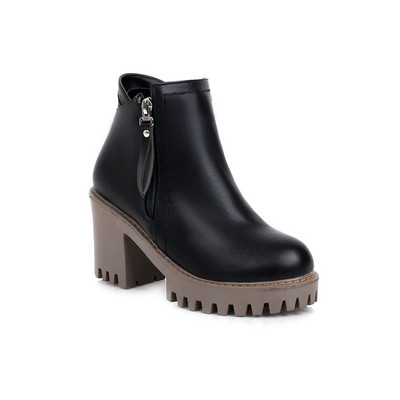 Alkalmi női csizma műbőrből, durva talppal