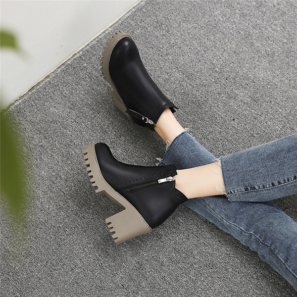 Alkalmi női csizma műbőrből, durva talppal