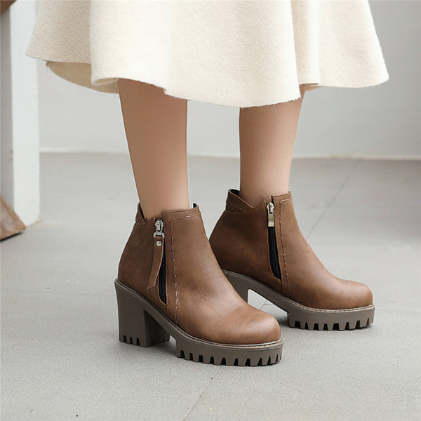 Alkalmi női csizma műbőrből, durva talppal