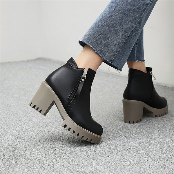 Alkalmi női csizma műbőrből, durva talppal