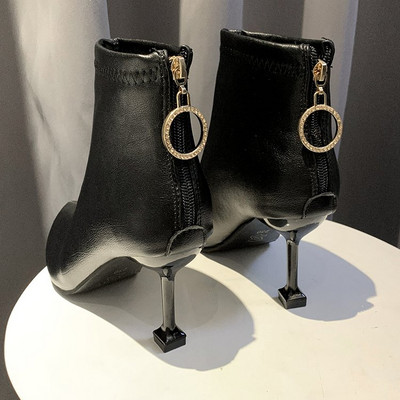 Stílusos női csizma cipzárral és 8 cm vékony sarokkal - eko bőr