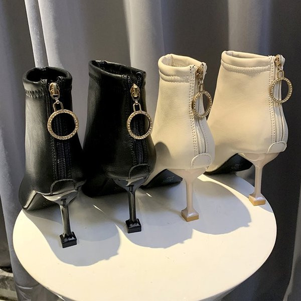 Stílusos női csizma cipzárral és 8 cm vékony sarokkal - eko bőr