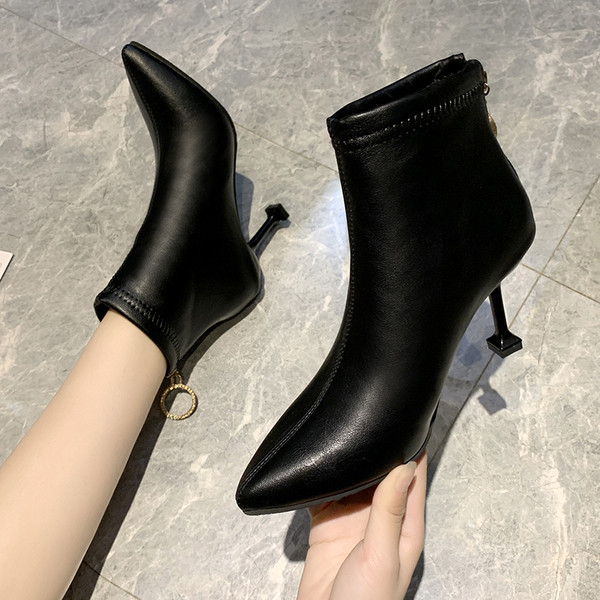 Stílusos női csizma cipzárral és 8 cm vékony sarokkal - eko bőr