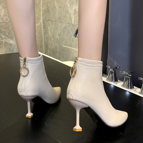 Stílusos női csizma cipzárral és 8 cm vékony sarokkal - eko bőr