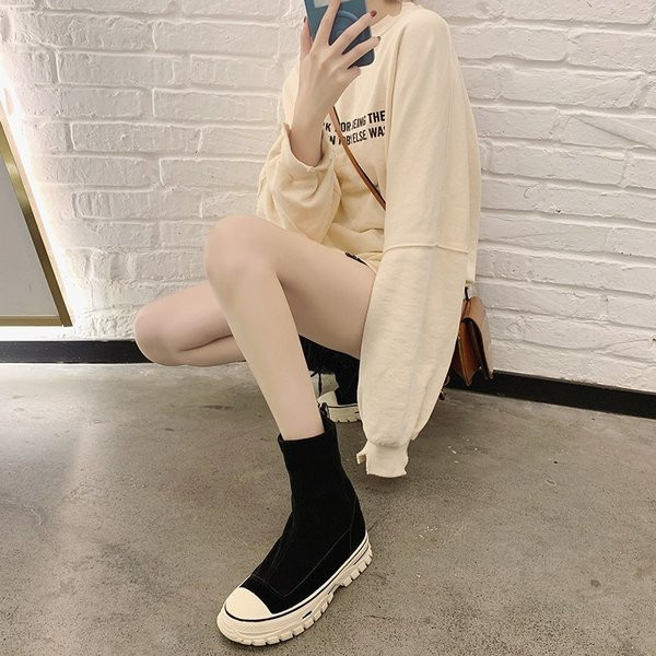 Alkalmi női csizma vagy lapos talpú csizma - két modell