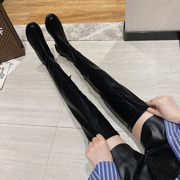 Női alkalmi csizma lapos talppal, fekete színben