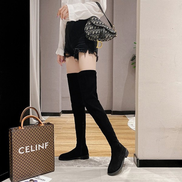 Női alkalmi csizma lapos talppal, fekete színben