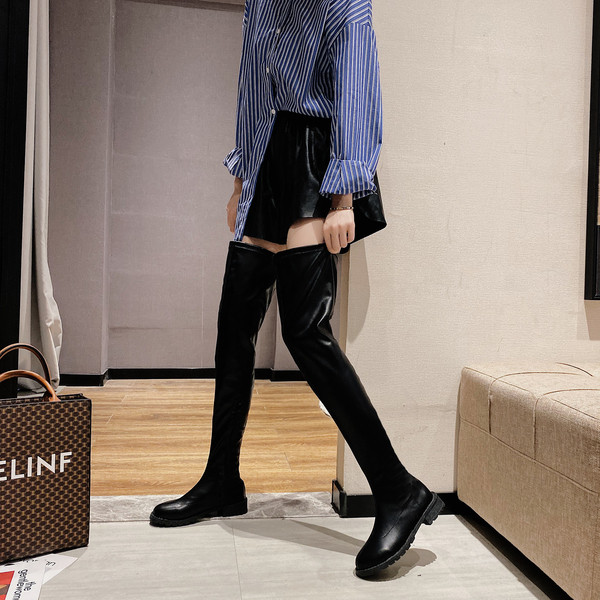 Női alkalmi csizma lapos talppal, fekete színben