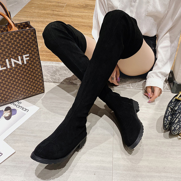 Női alkalmi csizma lapos talppal, fekete színben