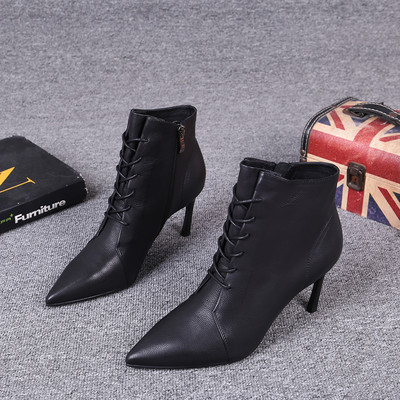 Műbőrből készült modern női csizma vékony sarokkal és fűzővel