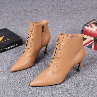 Műbőrből készült modern női csizma vékony sarokkal és fűzővel
