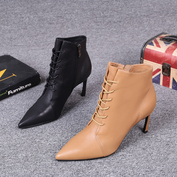 Műbőrből készült modern női csizma vékony sarokkal és fűzővel
