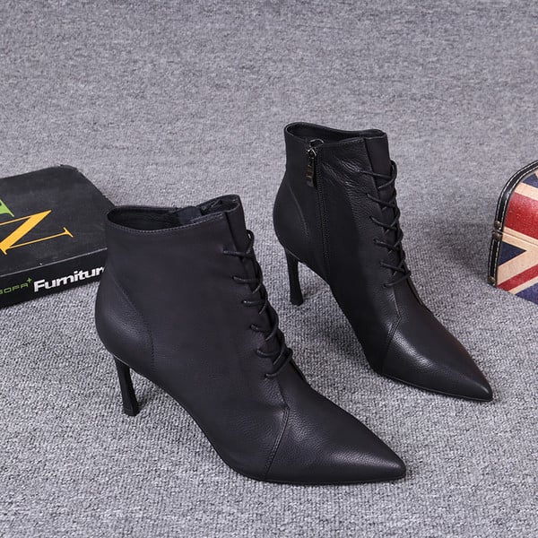 Műbőrből készült modern női csizma vékony sarokkal és fűzővel