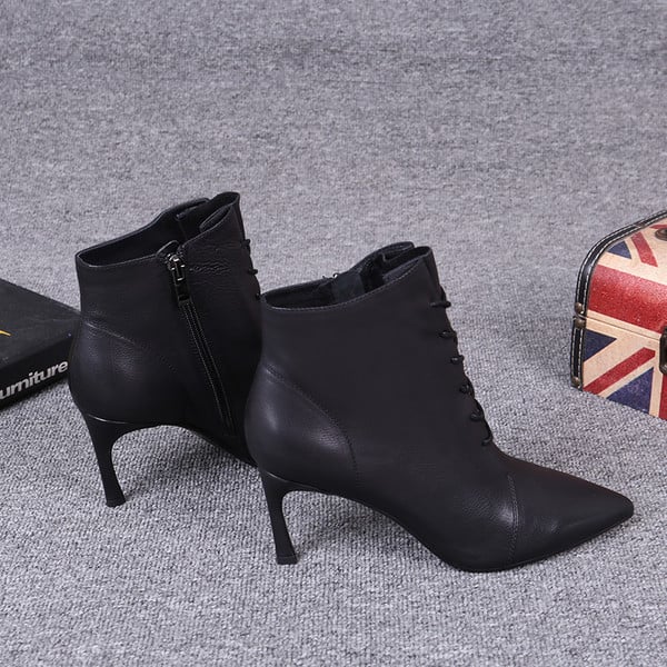 Műbőrből készült modern női csizma vékony sarokkal és fűzővel