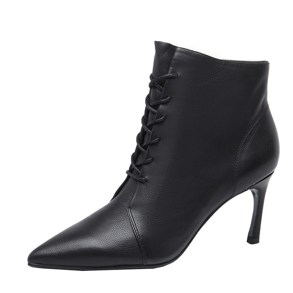 Műbőrből készült modern női csizma vékony sarokkal és fűzővel